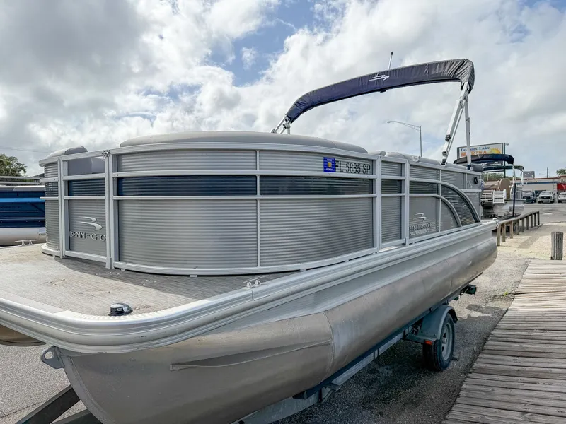 Slide: The Image of Bennington 20 SLX 2020 - 6