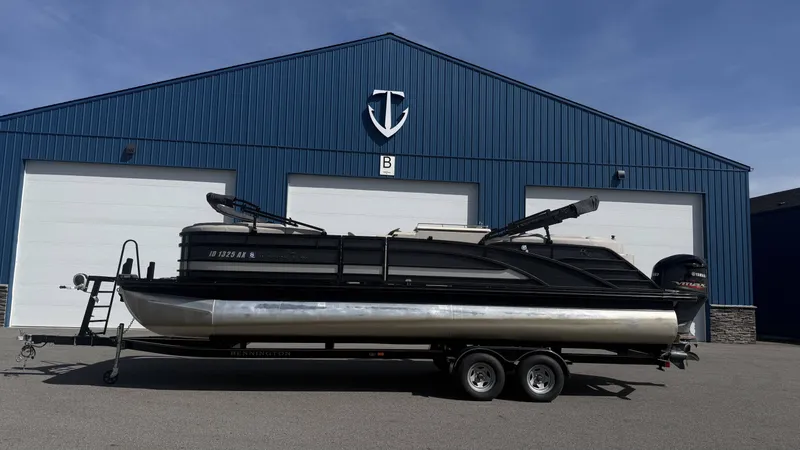 The Image of 2017 Bennington 25 RSFBB pontoon boat in front of blue warehouse. - 1