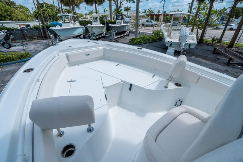 Slide: The Image of Sea Hunt Ultra 235 SE 2026 - 18