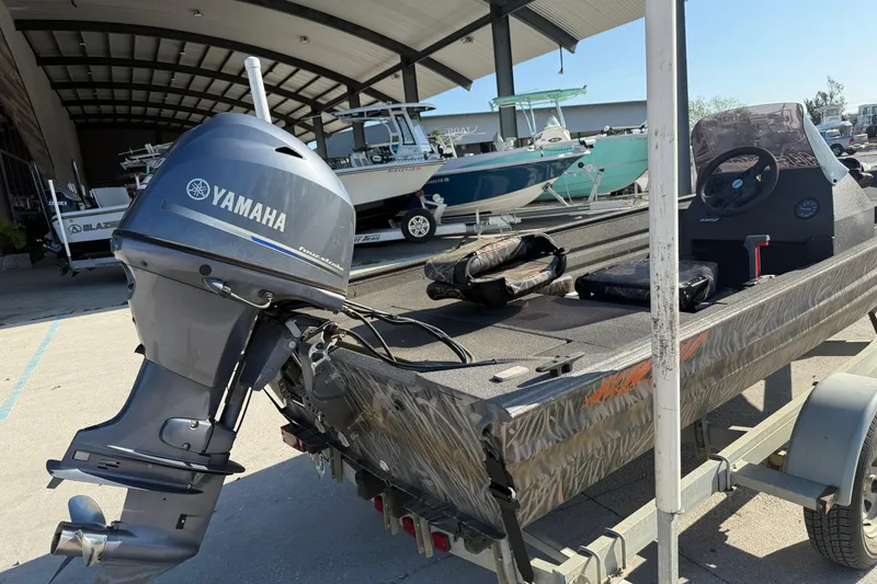 Slide: The Image of 2020 Alweld 1748 Flat Marsh Console SC boat with Yamaha outboard motor. - 10