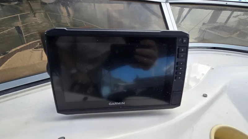 Slide: The Image of Garmin device on 2004 Meridian 459 Motoryacht. - 21