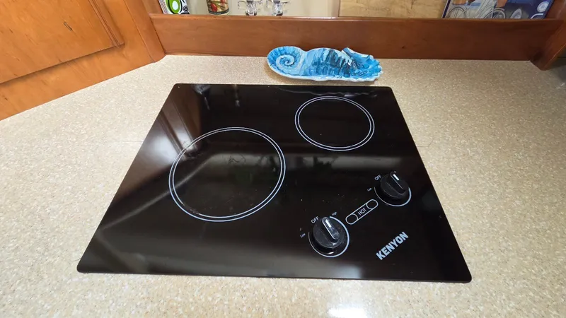 Slide: The Image of Meridian 459 Motoryacht 2004 kitchen area with Kenyon cooktop. - 39