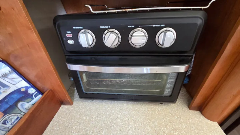 Slide: The Image of Compact oven in a 2004 Meridian 459 Motoryacht. - 41