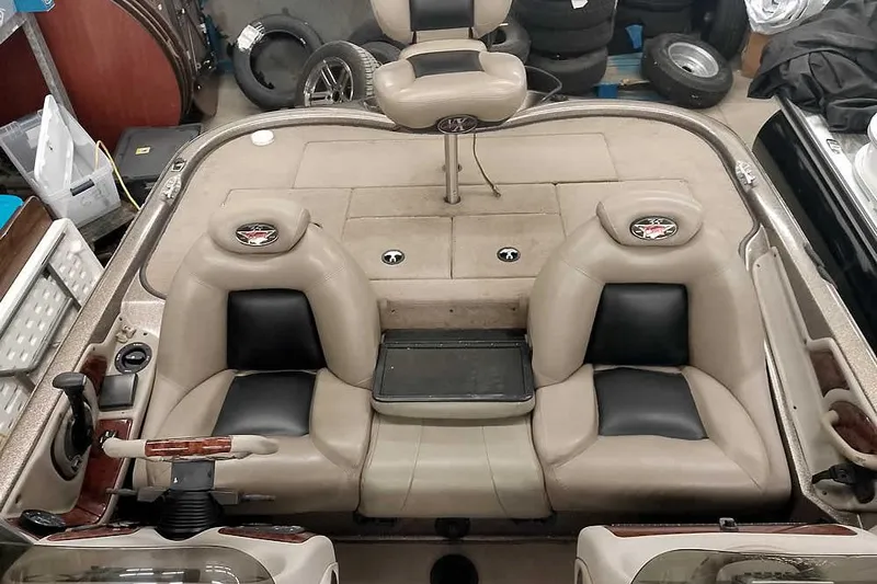 Slide: The Image of 2003 Ranger 521DVX Comanche boat interior with beige and black seating. - 22
