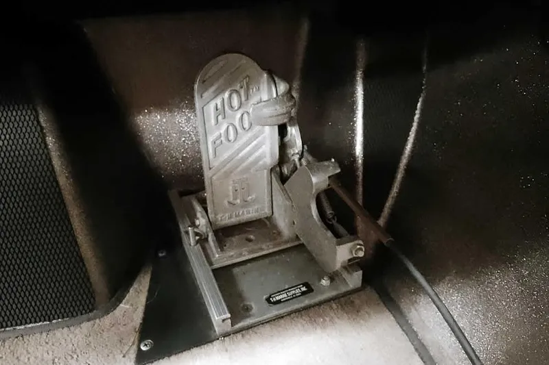 Slide: The Image of Foot pedal labeled "Hot Foot" in a 2003 Ranger 521DVX Comanche boat. - 32