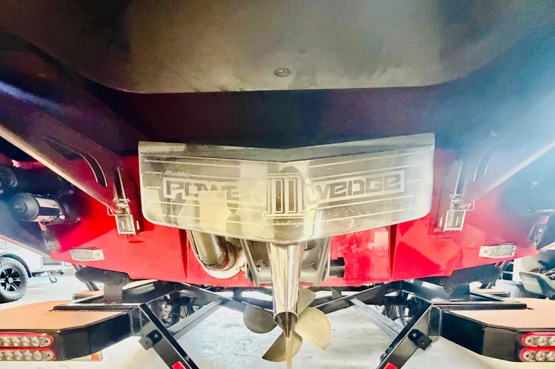 Slide: The Image of 2023 Malibu Wakesetter 23 LSV Power Wedge III detail, showcasing advanced wakeboarding technology. - 8