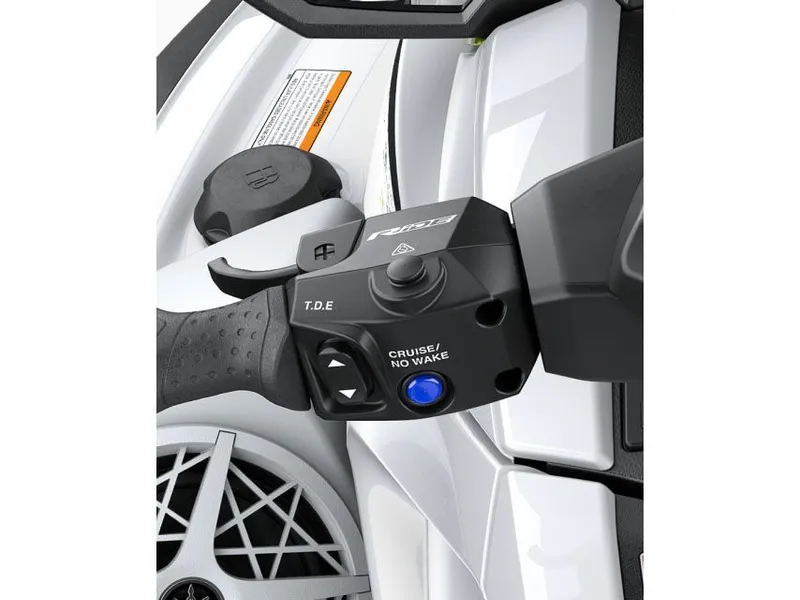 Slide: The Image of 2026 Yamaha VX Deluxe control with Cruise/No Wake feature. - 5