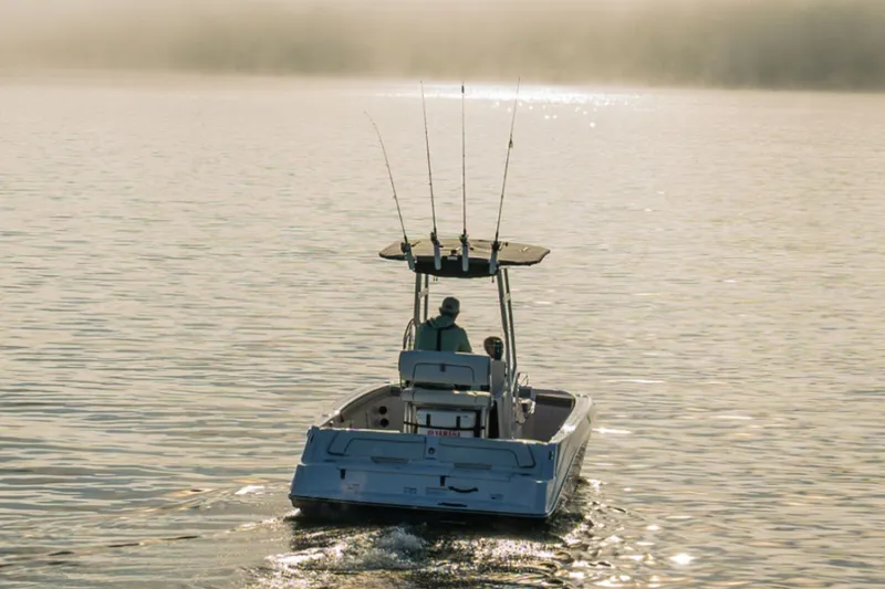 Slide: The Image of Yamaha 195 FSH Sport 2026 on calm water at sunrise. - 10