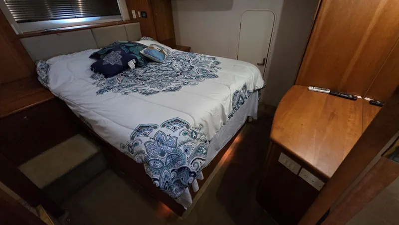 Slide: The Image of Interior of a 2001 Silverton 453 yacht featuring a cozy bedroom. - 43