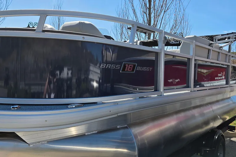 The Image of 2026 Sun Tracker Bass Buggy 18 DLX pontoon boat with sleek design and modern features. - 0