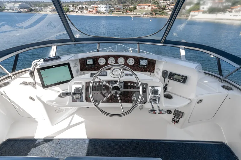 Slide: The Image of Silverton 39 MY Diesel 2004 helm with water view. - 19