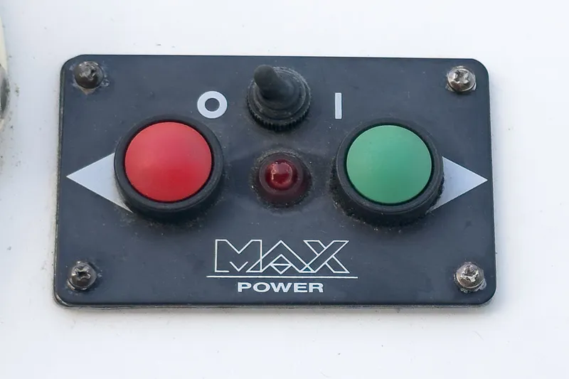 Slide: The Image of Max Power control panel with red and green buttons, Silverton 39 MY Diesel 2004. - 23