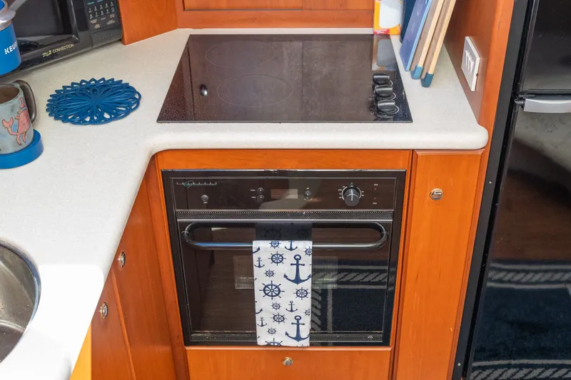 Slide: The Image of Silverton 39 MY Diesel 2004 kitchen area with stove and oven. - 36
