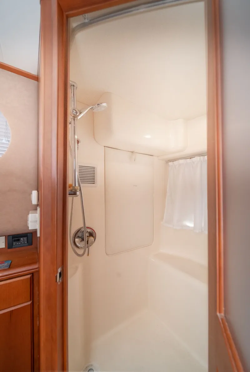 Slide: The Image of Shower in Silverton 39 MY Diesel 2004 yacht. - 45