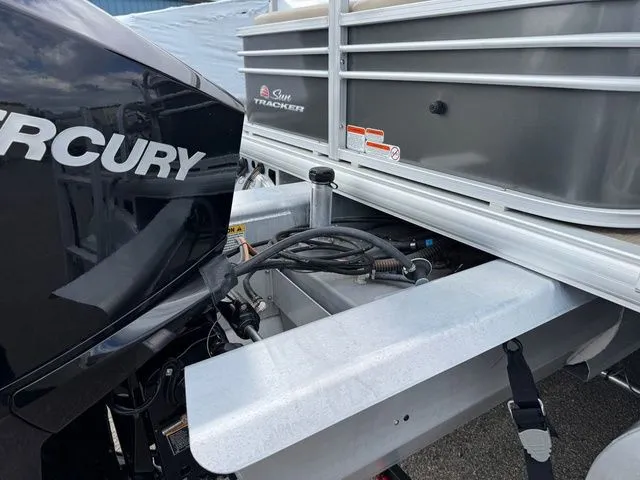 Slide: The Image of Sun Tracker Fishin' Barge 22 XP3 2022 - 12