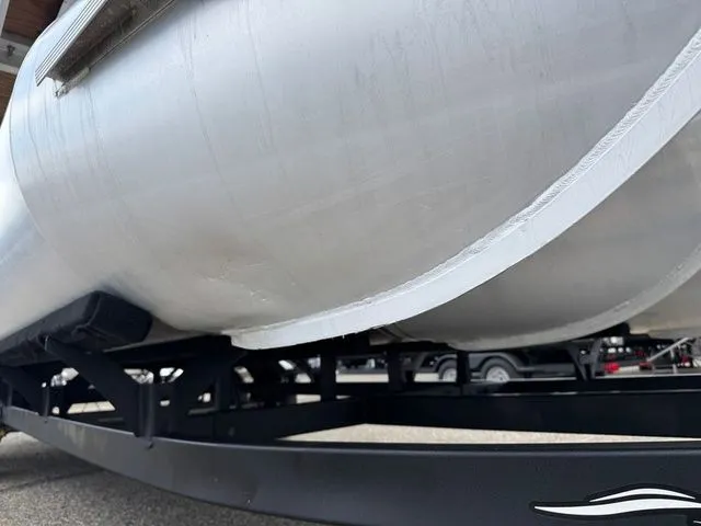 Slide: The Image of Sun Tracker Fishin' Barge 22 XP3 2022 - 32