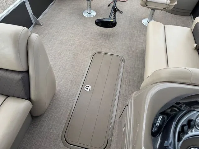 Slide: The Image of Sun Tracker Fishin' Barge 22 XP3 2022 - 45