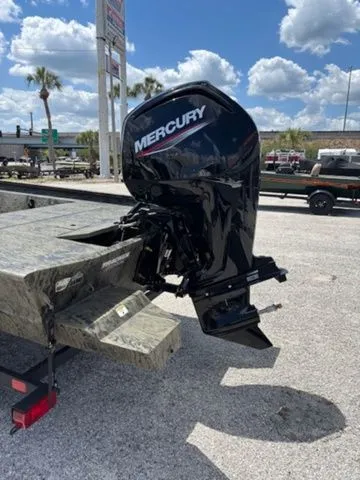 Slide: The Image of Tracker Grizzly 1860 CC 2026 - 12