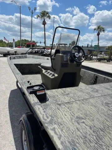 Slide: The Image of Tracker Grizzly 1860 CC 2026 - 13