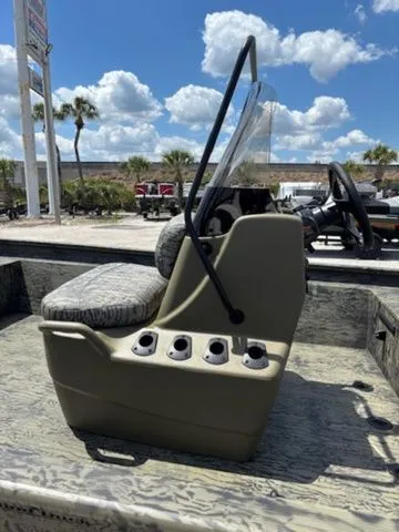 Slide: The Image of Tracker Grizzly 1860 CC 2026 - 15