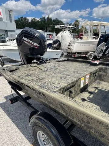 Slide: The Image of Tracker Grizzly 1860 CC 2026 - 4