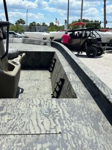 Slide: The Image of Tracker Grizzly 1860 CC 2026 - 6