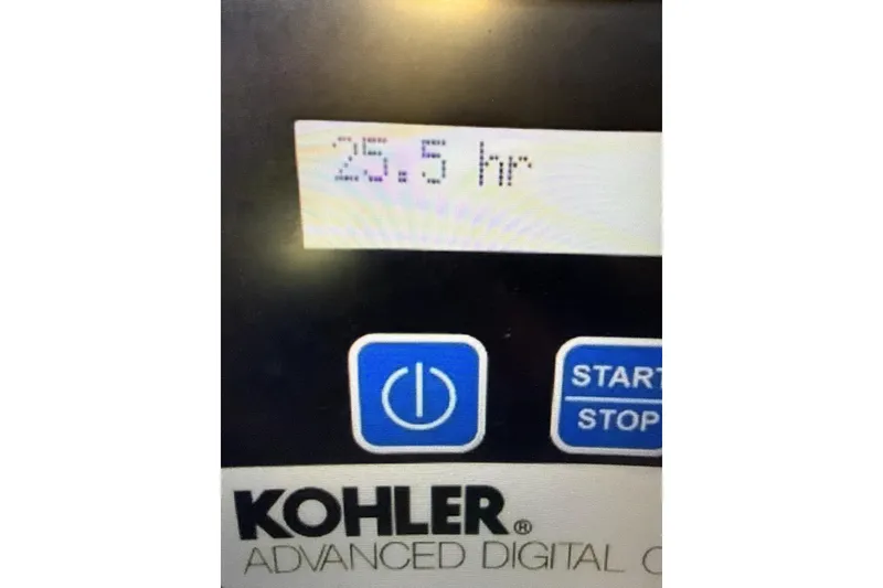 Slide: The Image of Kohler digital control panel displaying 25.5 hours for Formula 370 Super Sport 2015. - 5