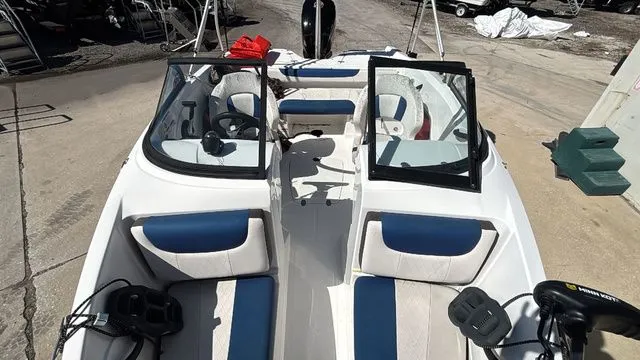 Slide: The Image of Tahoe 185 S 2022 - 16