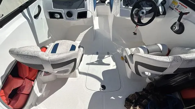 Slide: The Image of Tahoe 185 S 2022 - 20