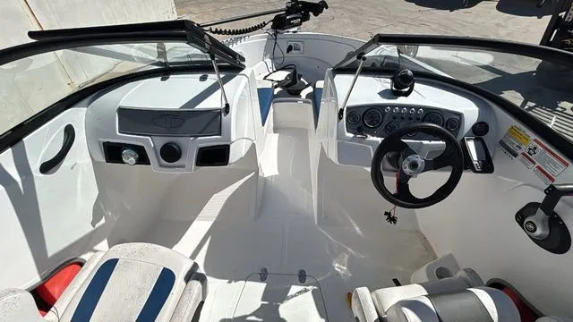 Slide: The Image of Tahoe 185 S 2022 - 21