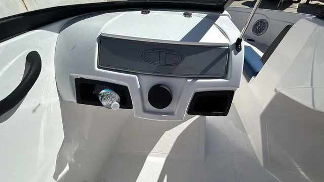 Slide: The Image of Tahoe 185 S 2022 - 22