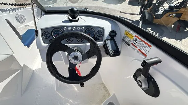 Slide: The Image of Tahoe 185 S 2022 - 23