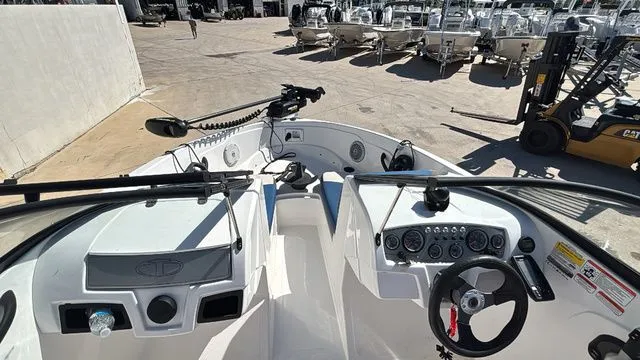 Slide: The Image of Tahoe 185 S 2022 - 24