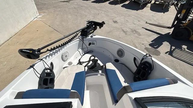 Slide: The Image of Tahoe 185 S 2022 - 25