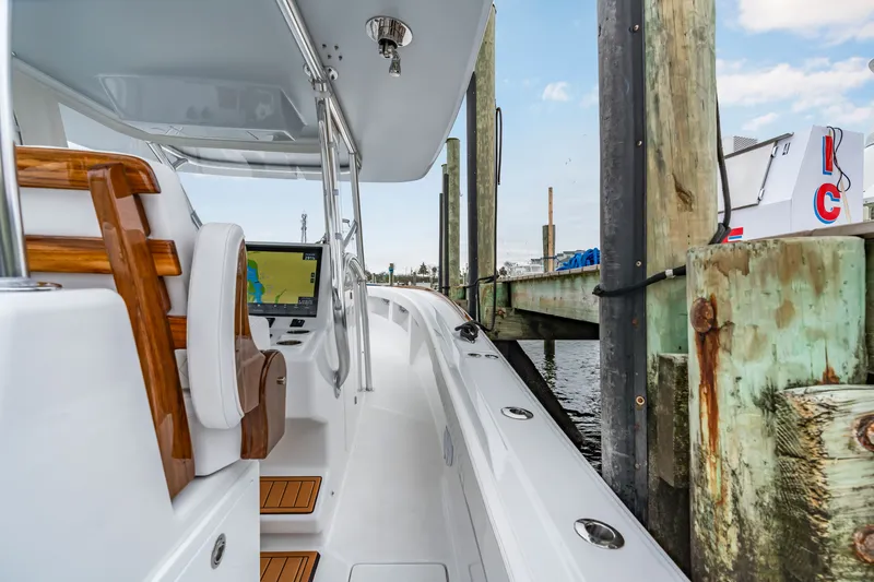 Slide: The Image of Front Runner 39 Center Console 2026 at dock, interior view. - 32