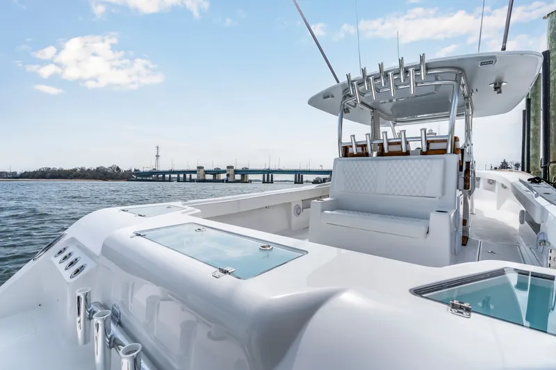 Slide: The Image of Front Runner 39 Center Console 2026 - 60