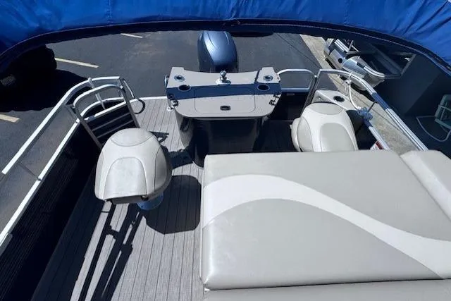 Slide: The Image of 2015 Bennington 2275 GS pontoon boat interior with seating and helm station. - 7