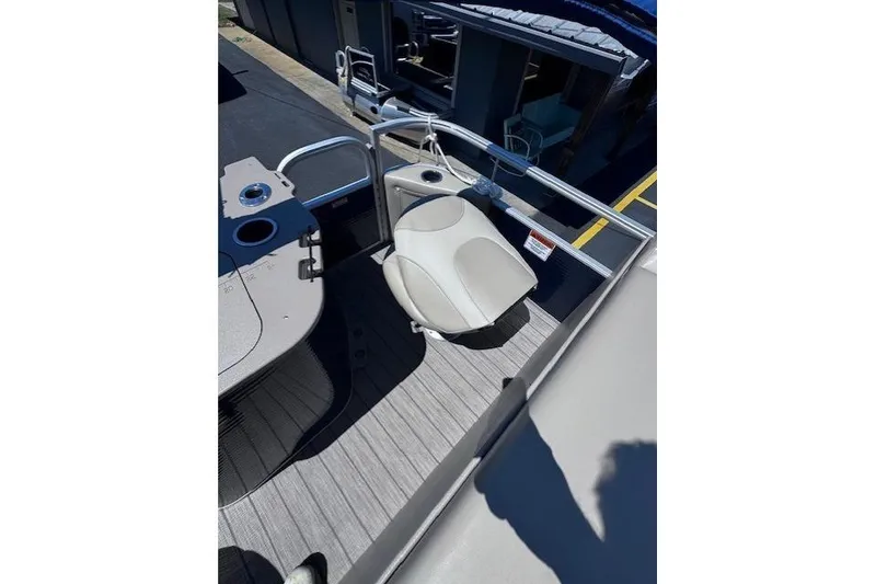 Slide: The Image of 2015 Bennington 2275 GS pontoon boat interior with seating and cup holders. - 8