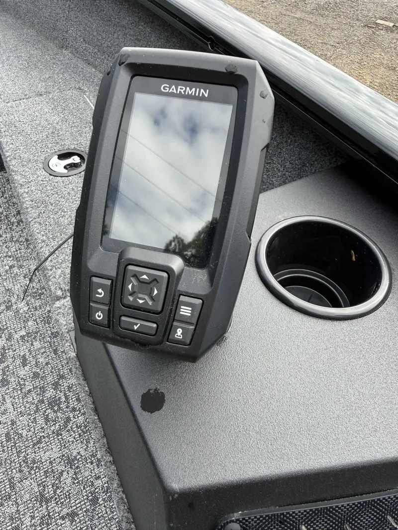 Slide: The Image of Garmin device on Tracker Super Guide V16 Tiller boat, 2025 model. - 15