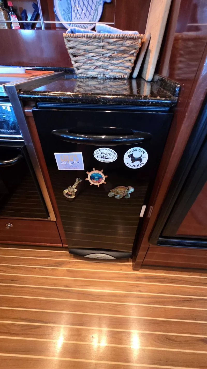 Slide: The Image of Meridian 490 Pilothouse 2008 - 23