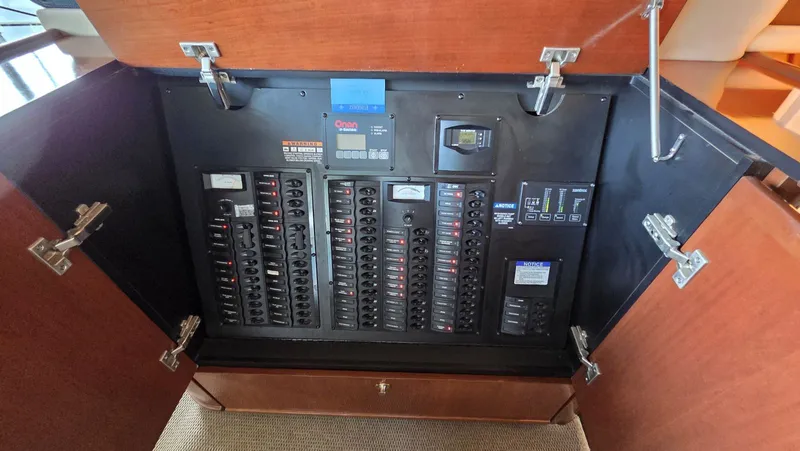 Slide: The Image of Meridian 490 Pilothouse 2008 - 29