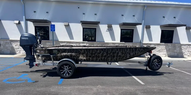 The Image of Avid 16 Commander 2026 boat with Yamaha motor on trailer. - 1