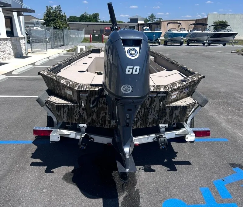 Slide: The Image of Avid 16 Commander 2026 with Yamaha 60 HP outboard motor. - 3