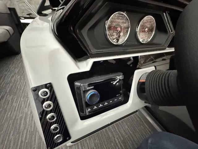 Slide: The Image of Viaggio X18U Bi-Toon (25" Tubes) 2026 - 19