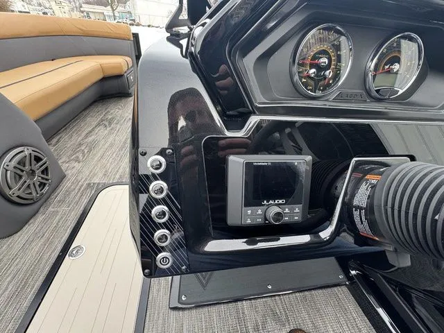 Slide: The Image of Viaggio X24Q Tri-Toon (27" Tubes) 2026 - 23