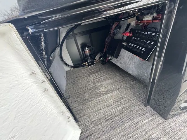 Slide: The Image of Viaggio X24Q Tri-Toon (27" Tubes) 2026 - 27