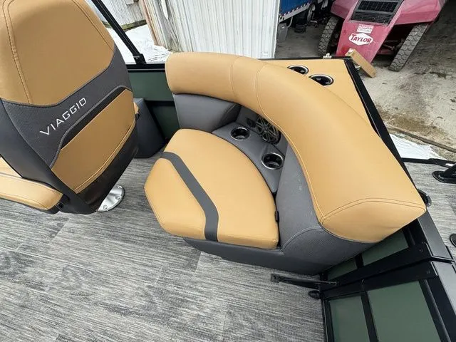 Slide: The Image of Viaggio X24Q Tri-Toon (27" Tubes) 2026 - 29