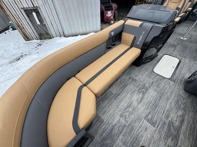 Slide: The Image of Viaggio X24Q Tri-Toon (27" Tubes) 2026 - 35