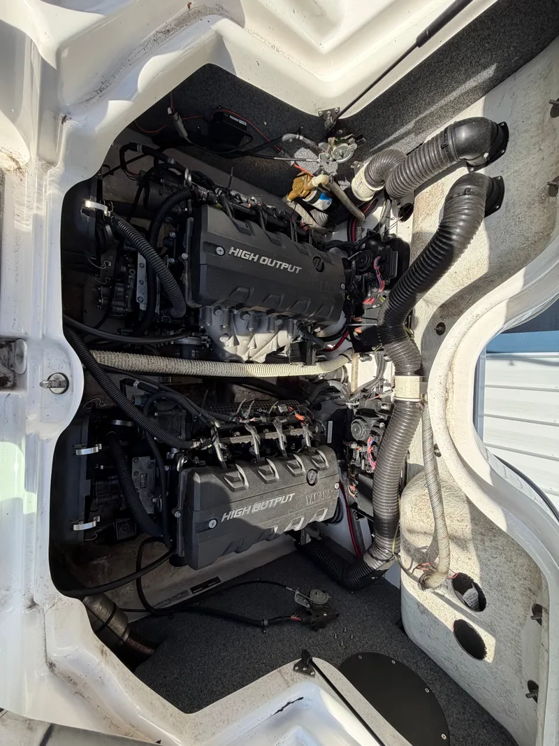 Slide: The Image of Yamaha 212X 2015 engine compartment with high output engines. - 18