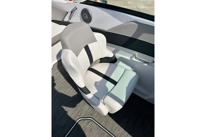 Slide: The Image of Captain's seat on 2017 Four Winns 180 Horizon boat, featuring sleek design and comfortable upholstery. - 25